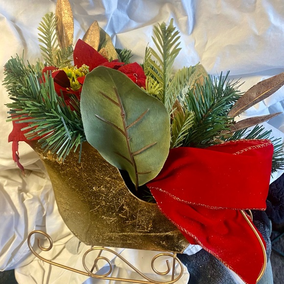Nwt….table arrangement …. In gold sleigh….beautiful piece!!! - Picture 4 of 7